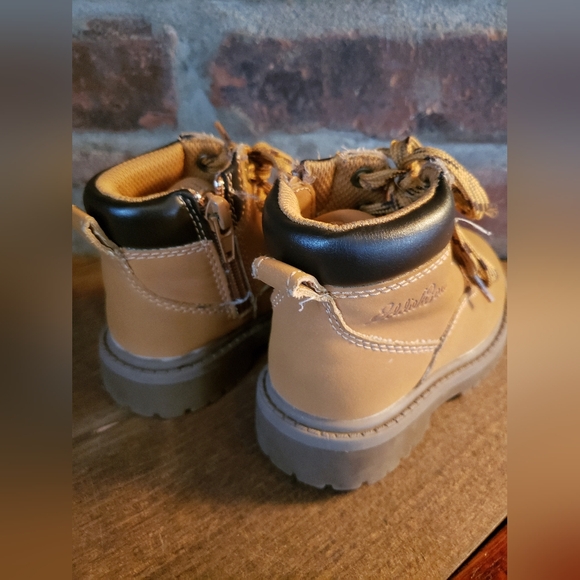 Eddie Bauer 8M Kids Boots - Picture 2 of 4